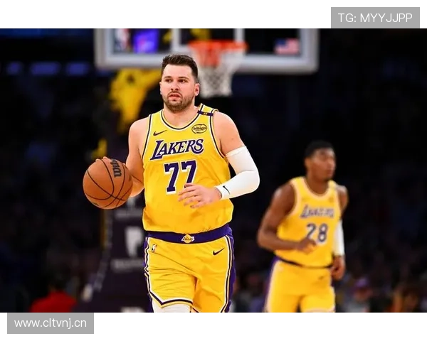 东契奇戏耍慢速内线自信更加满